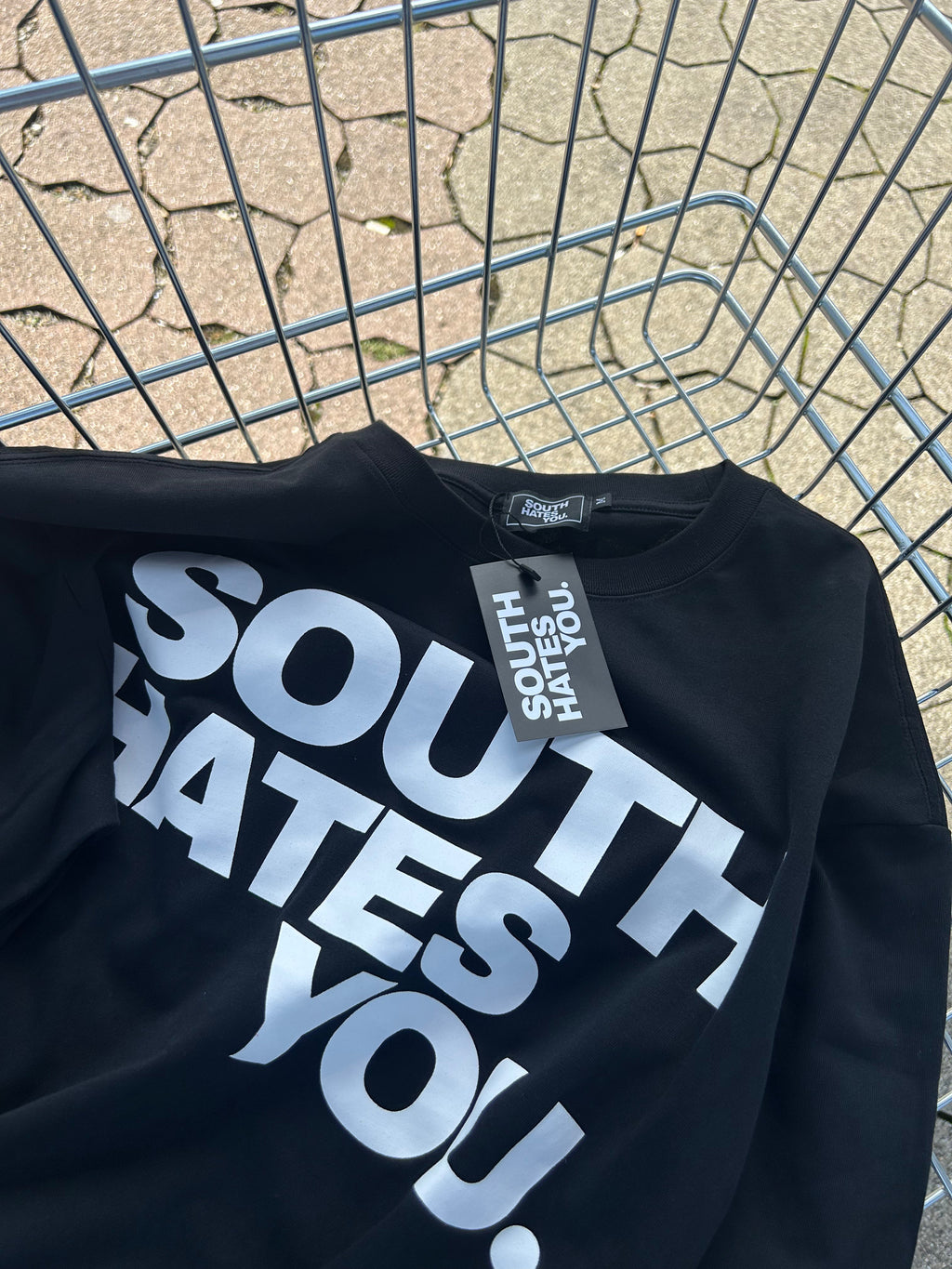 Nahaufnahme South Hates You. Print und Hang-Tag auf Sweatshirt
