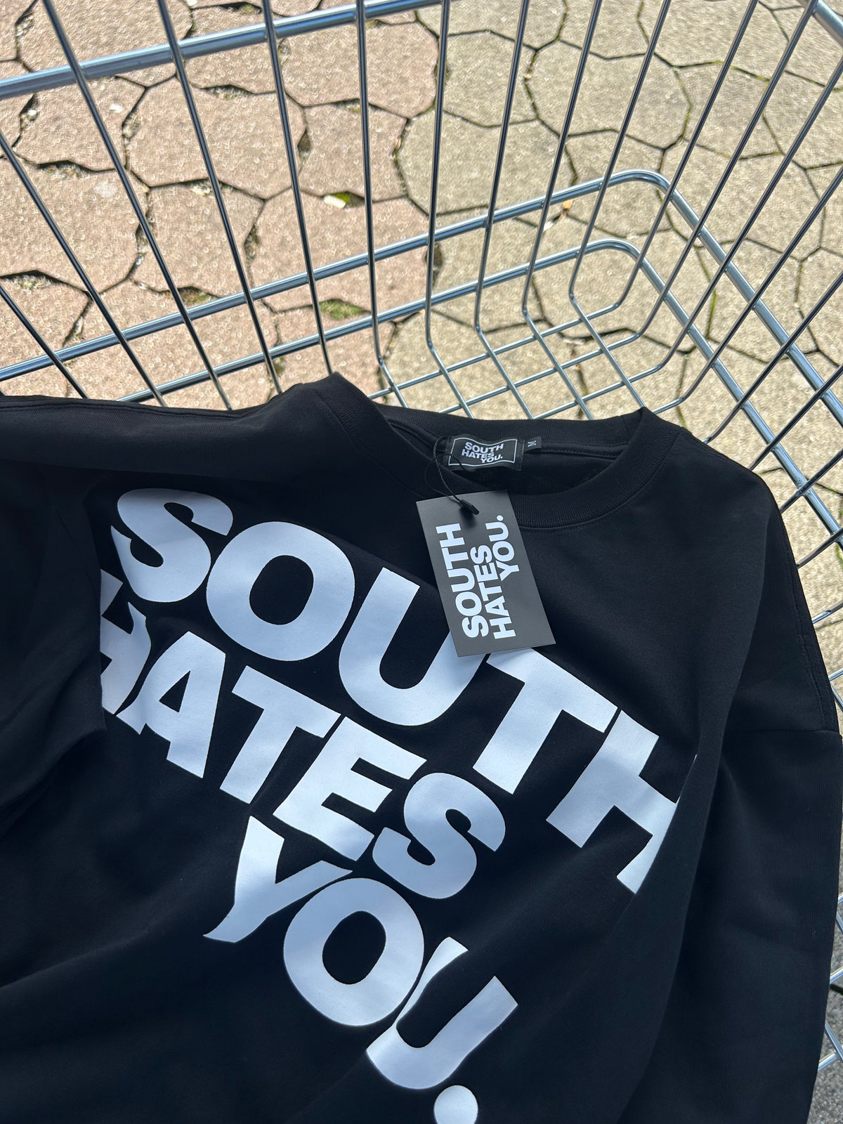 Nahaufnahme South Hates You. Print und Hang-Tag auf Sweatshirt