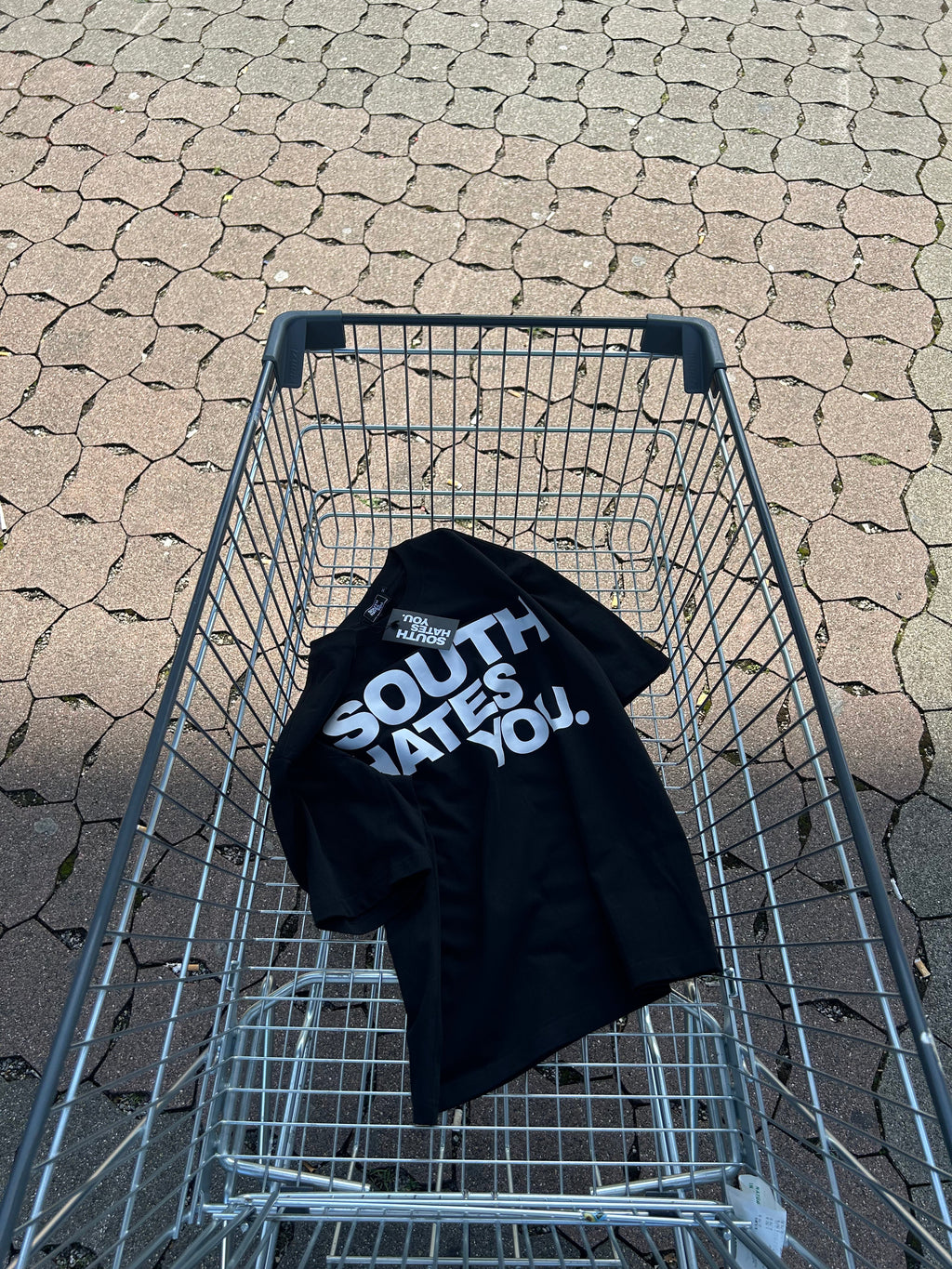 South Hates You. Shirt im Einkaufswagen, urbaner Streetwear Look