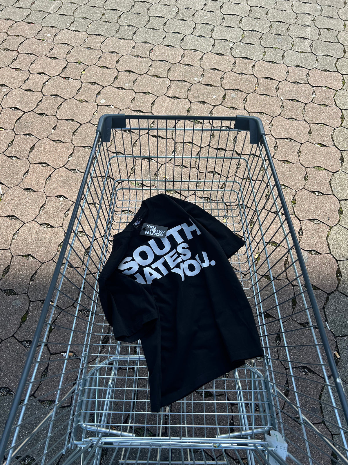 South Hates You. Shirt im Einkaufswagen, urbaner Streetwear Look